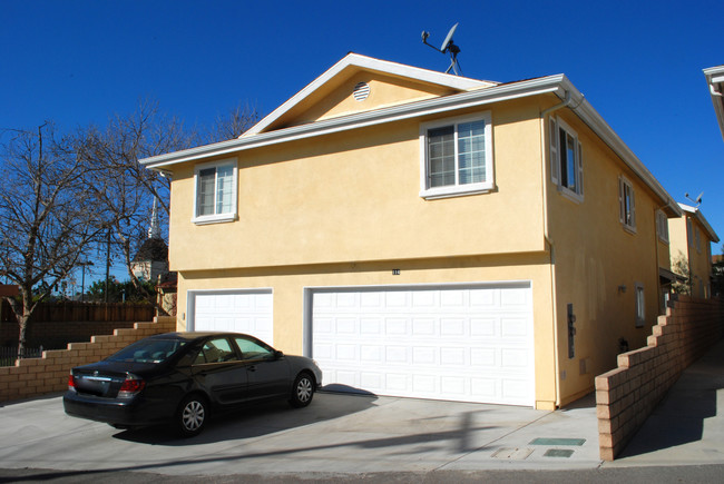 114 Flower Ave in Brea, CA - Foto de edificio - Building Photo