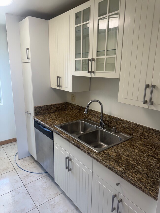 20134 Leadwell St, Unit 302 in Los Angeles, CA - Foto de edificio - Building Photo