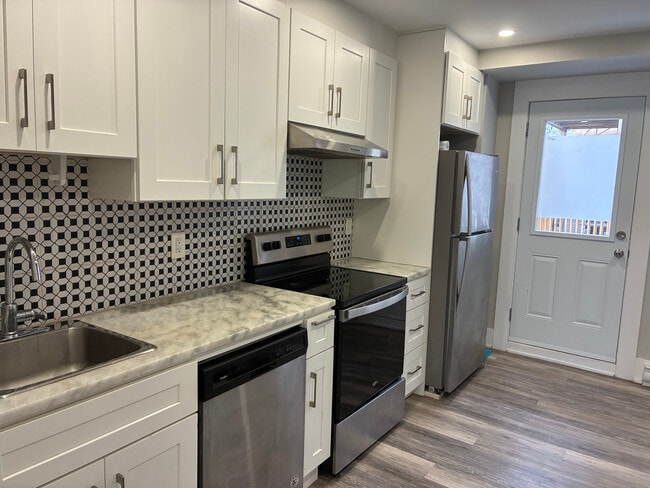 2421-2439 de Maisonneuve Boul E in Montréal, QC - Building Photo - Building Photo