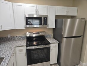 123 N Glenwood Dr, Unit C in Midland, TX - Foto de edificio - Building Photo