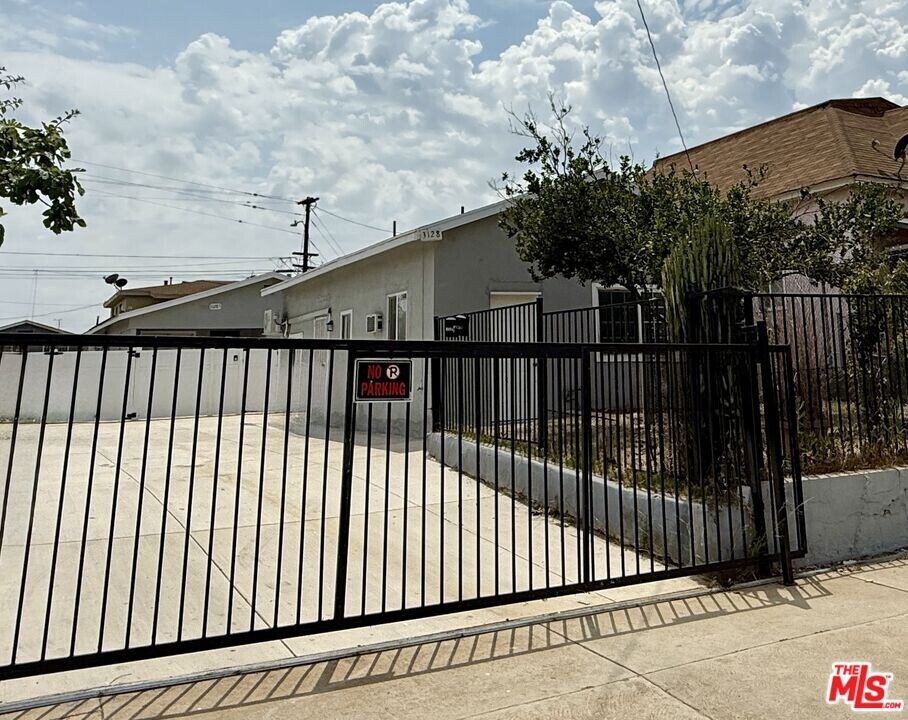 3128 1st St in Los Angeles, CA - Building Photo