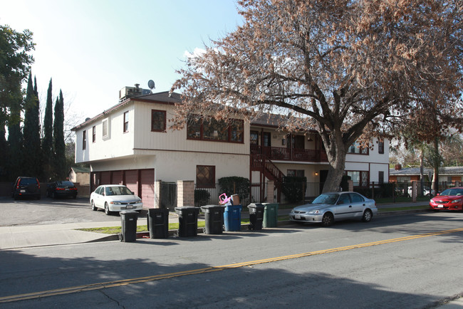 1228 W Chandler Blvd in Burbank, CA - Building Photo - Building Photo