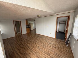 210 S 18th St in Elwood, IN - Building Photo