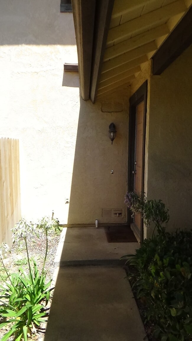 721 Summerwood Ln in Lompoc, CA - Foto de edificio - Building Photo