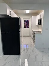 105 NE 12th Ave in Hallandale Beach, FL - Building Photo - Building Photo
