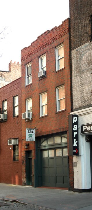 164 Perry St in New York, NY - Building Photo