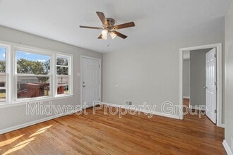 819 St. Charles Avenue in St. Charles, MO - Foto de edificio - Building Photo