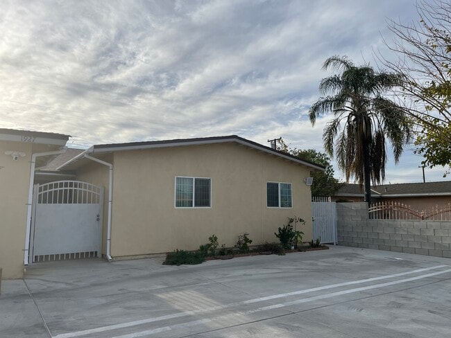 property at 1927 Los Padres Dr