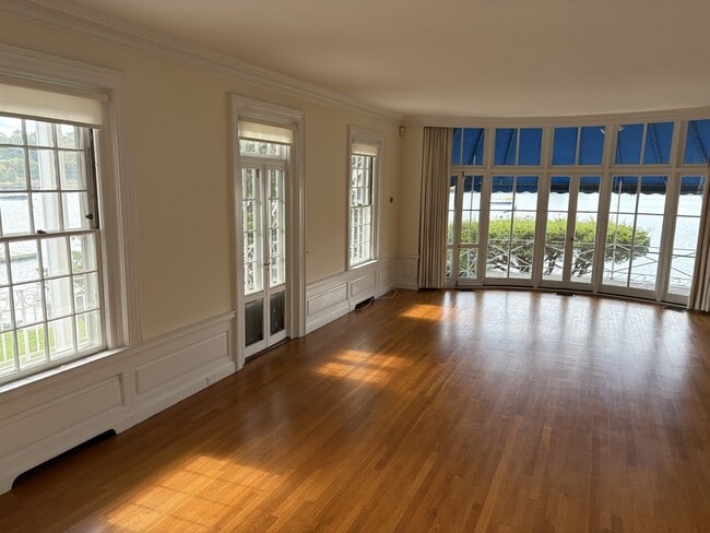 700 Steamboat Rd in Greenwich, CT - Building Photo - Building Photo