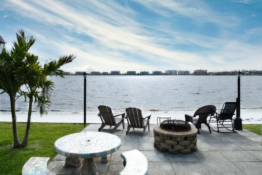 1432 S Lakeside Dr in Lake Worth Beach, FL - Building Photo