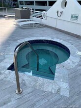 1402 Brickell Bay Dr, Unit 1203 in Miami, FL - Foto de edificio - Building Photo