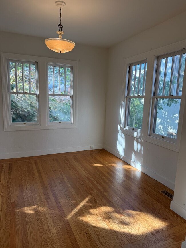 958 Bayview Ave in Oakland, CA - Building Photo - Building Photo