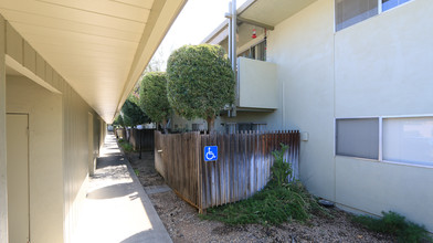 Whitney Mission Apartments in Carmichael, CA - Foto de edificio - Building Photo