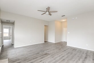 930 Morgan Dr in Burleson, TX - Foto de edificio - Building Photo