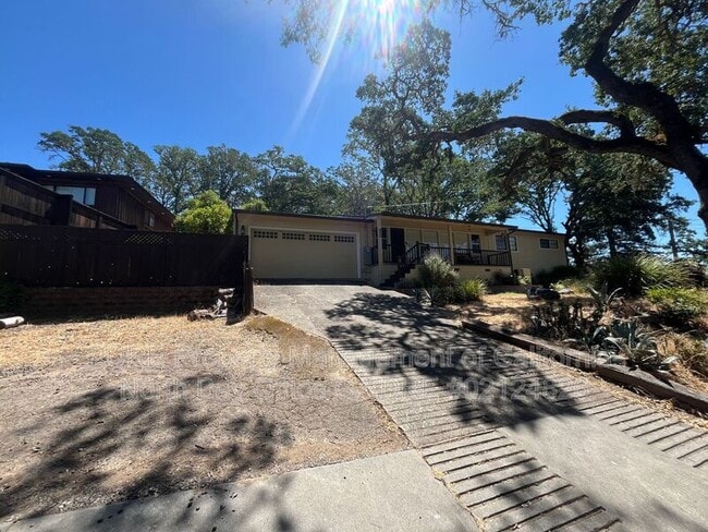 825 Isola Way in Ukiah, CA - Building Photo - Building Photo