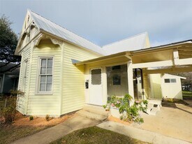409 Botts St in Brenham, TX - Building Photo