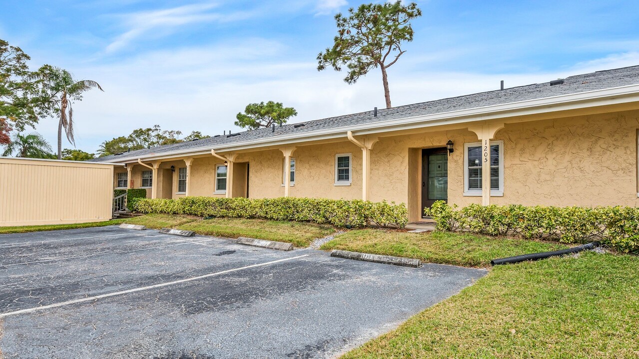 2465 Northside Dr in Clearwater, FL - Building Photo