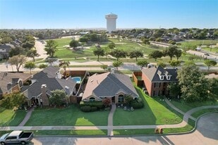 4027 Red Maple Dr in Carrollton, TX - Building Photo
