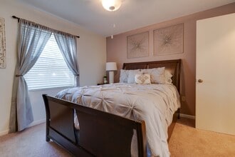 Hunters Run in Gainesville, FL - Building Photo - Interior Photo