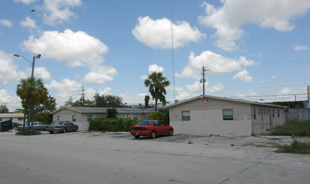 5635 Wiley St in Hollywood, FL - Building Photo