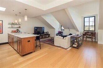 21 Father Francis Gilday St, Unit 205 in Boston, MA - Foto de edificio - Building Photo