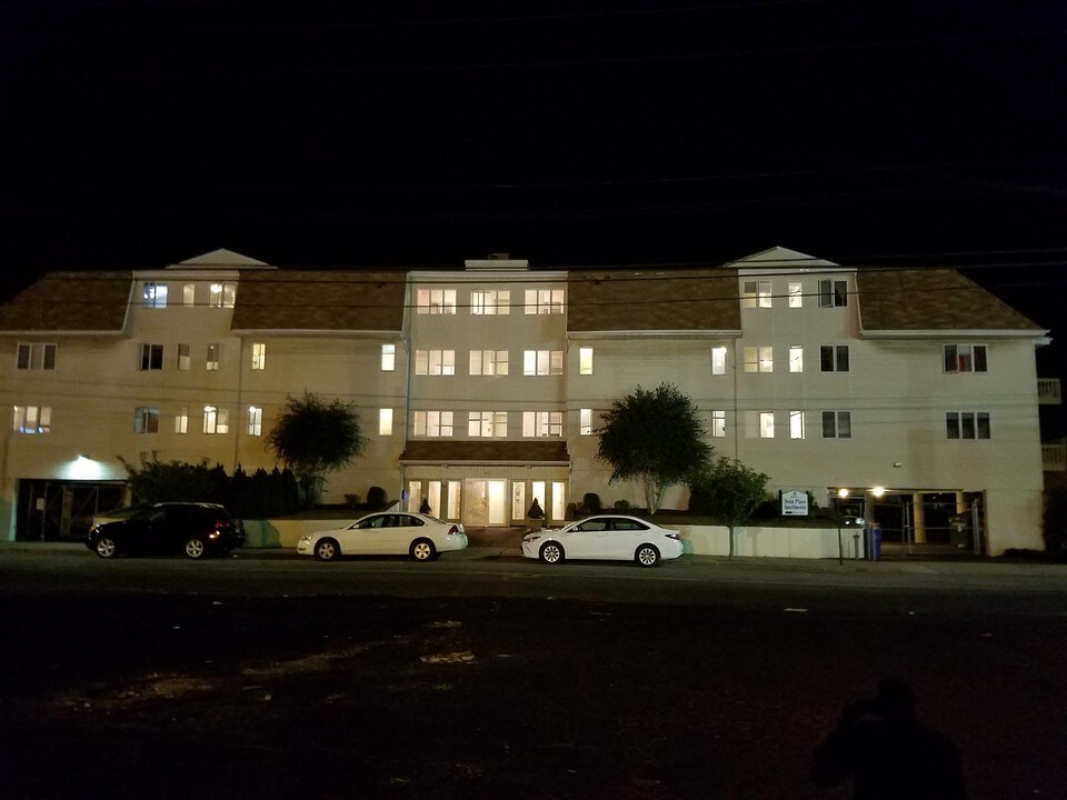 42 Dean Pl, Unit A106 in Bridgeport, CT - Building Photo