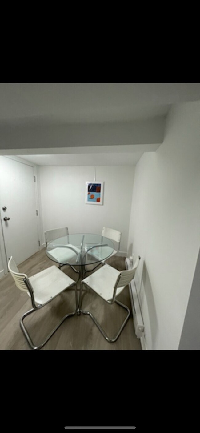 Great lower level apartment! in Toronto, ON - Building Photo - Building Photo