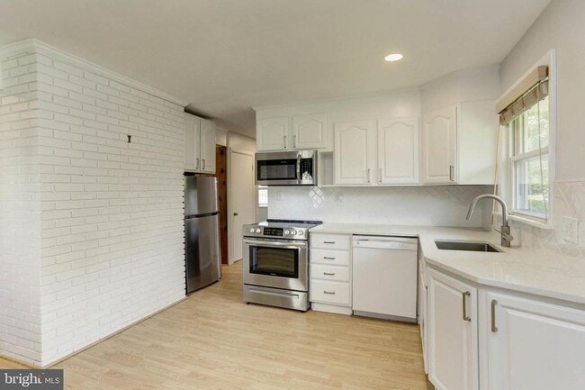 5726 Crawford Dr in Rockville, MD - Building Photo - Building Photo