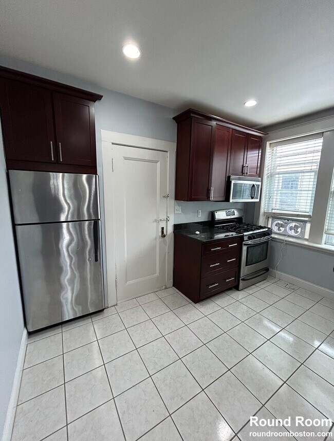 2035 Commonwealth Ave, Unit 12A in Boston, MA - Building Photo - Building Photo