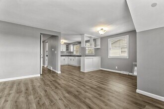 9332 W Silver Spring Dr in Milwaukee, WI - Building Photo - Building Photo