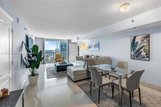 1200 Brickell Bay Dr, Unit 4009 in Miami, FL - Building Photo - Building Photo