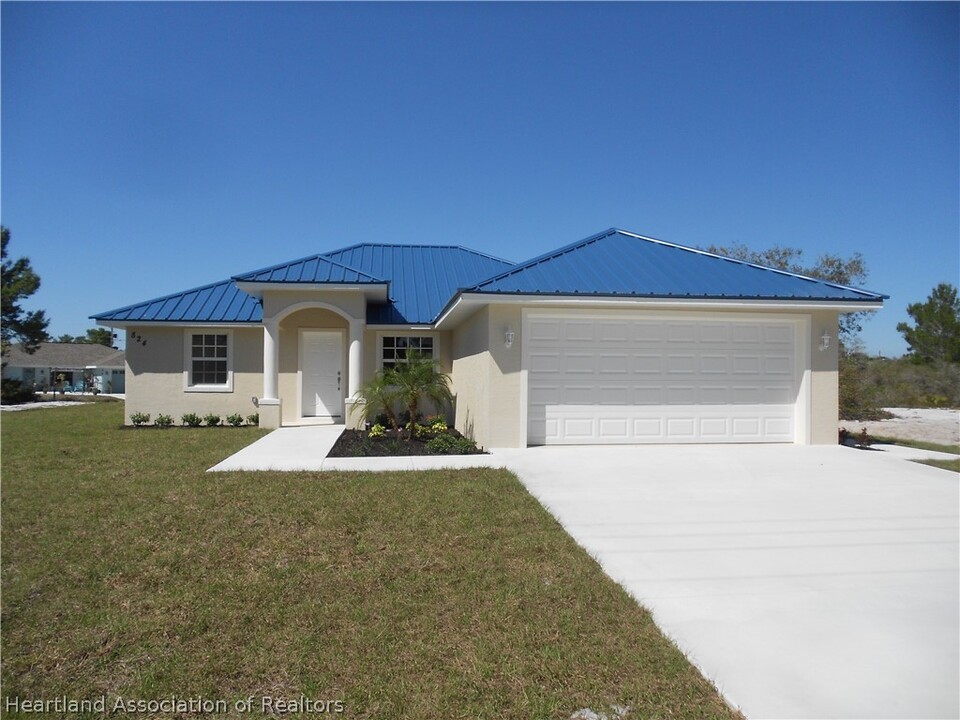 824 Lincoln Rd NE in Lake Placid, FL - Building Photo