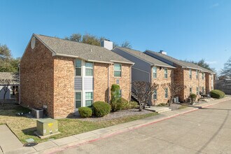 Hebron Oaks in Carrollton, TX - Building Photo - Building Photo