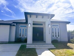 5608 Palestine Dr in Laredo, TX - Building Photo - Building Photo