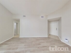 7947 Flower Trail in San Antonio, TX - Building Photo - Building Photo