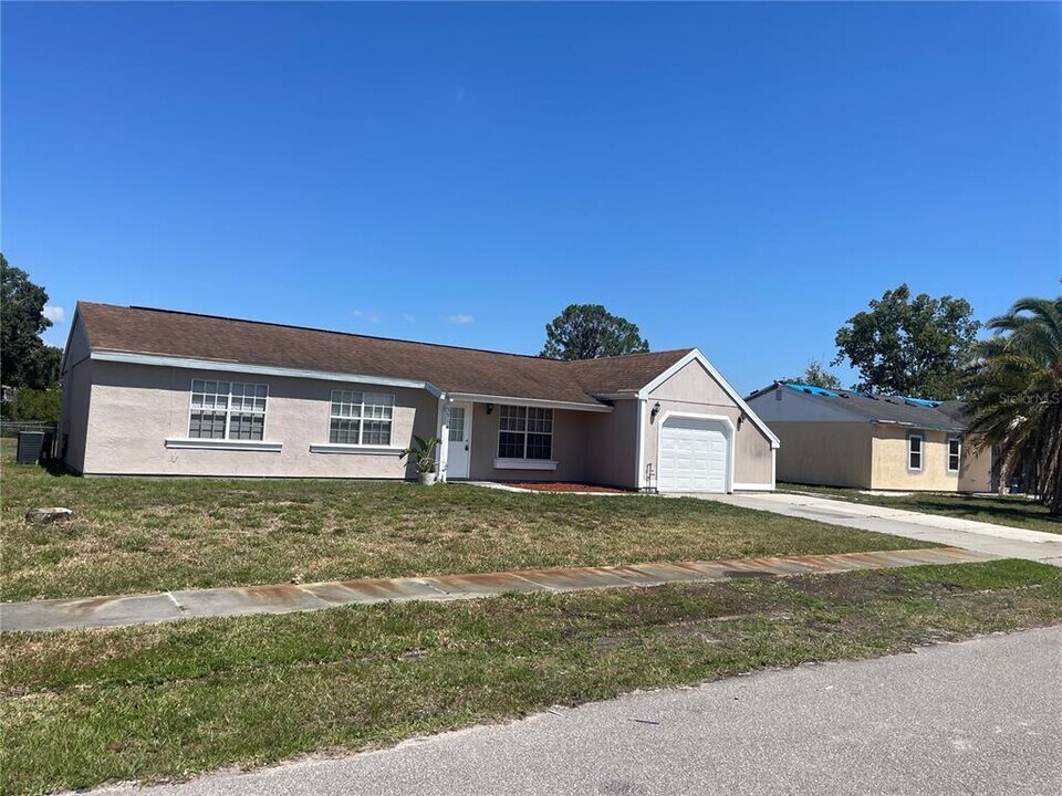 3314 Montclair Cir in North Port, FL - Foto de edificio