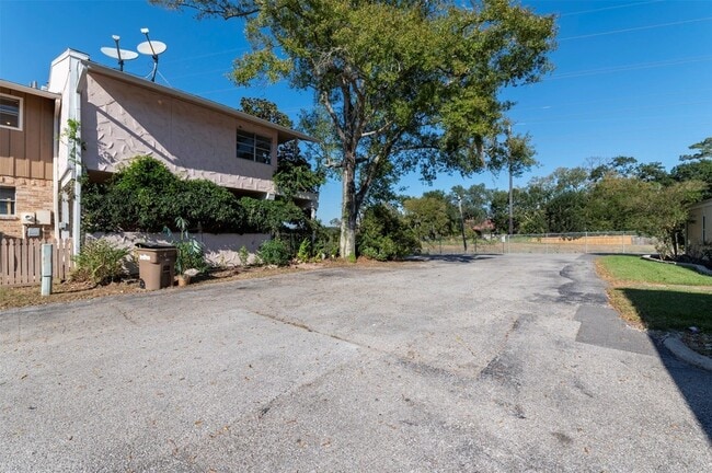 2137 Casa Rio Cir in Dickinson, TX - Building Photo - Building Photo