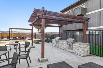 Pointe at Westlake in Salinas, CA - Foto de edificio - Building Photo