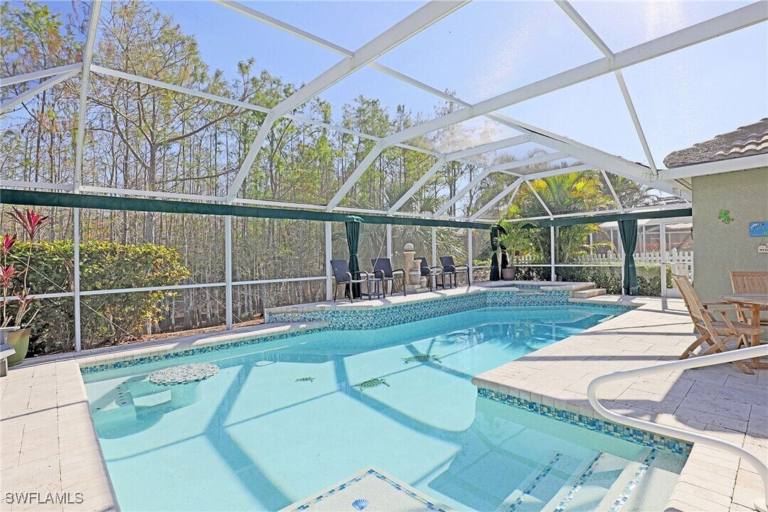 1579 Whispering Oaks Cir in Naples, FL - Building Photo