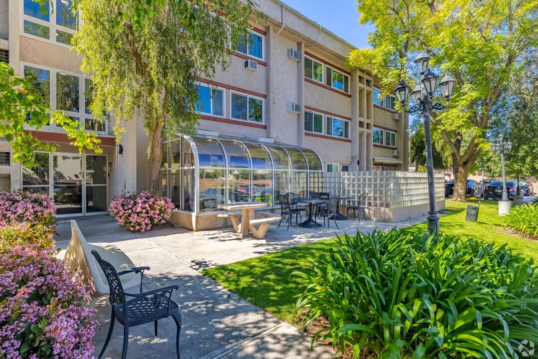 5405 Lindley Avenue in Tarzana, CA - Foto de edificio