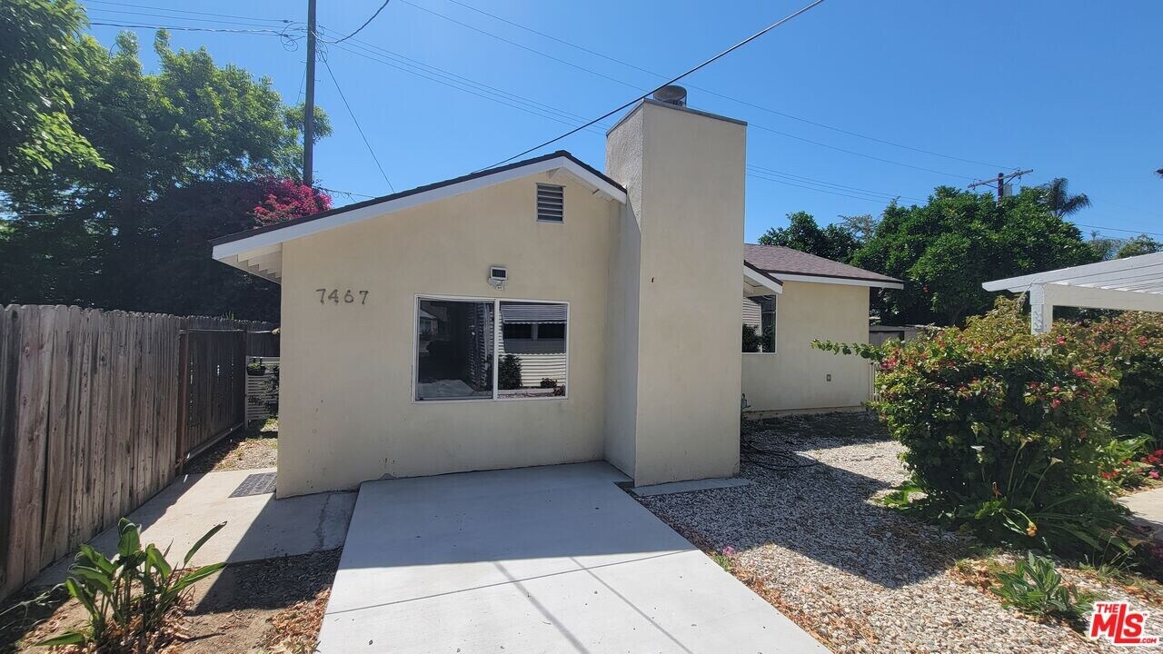 7467 N Forbes Ave in Lake Balboa, CA - Building Photo