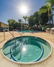 800 E Bobier Dr in Vista, CA - Building Photo - Building Photo