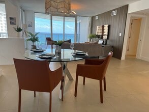 6301 Collins Ave, Unit 1608 in Miami Beach, FL - Foto de edificio - Building Photo