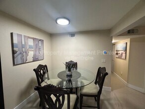 9491 Palm Cir S in Pembroke Pines, FL - Foto de edificio - Building Photo