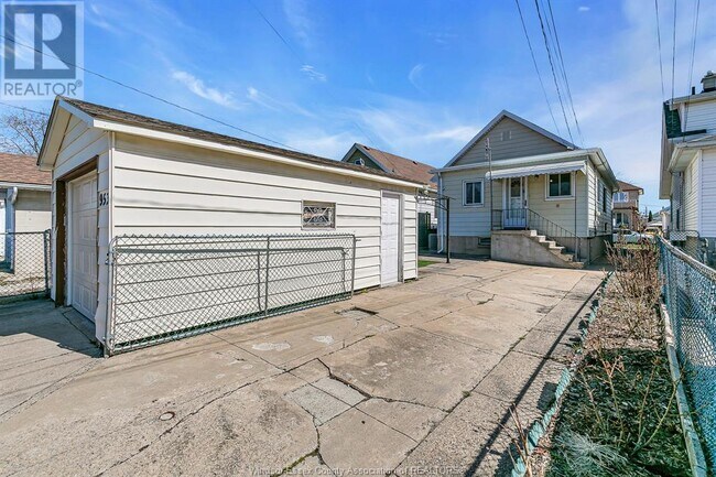 953 Marentette Ave in Windsor, ON - Building Photo - Building Photo