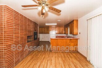 1011 Manor Rd in El Sobrante, CA - Foto de edificio - Building Photo