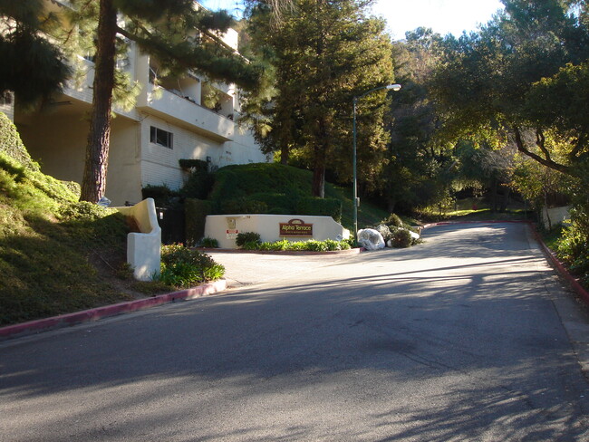 1935 Alpha Rd, Unit 352 in Glendale, CA - Building Photo - Building Photo