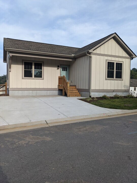 89 Wheeler Rd in Weaverville, NC - Building Photo