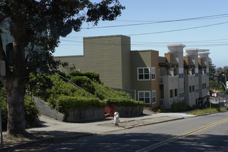 Lincoln Court Senior Apartment in Oakland, CA - Building Photo - Building Photo