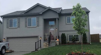 13904 S 42nd Ave in Bellevue, NE - Building Photo